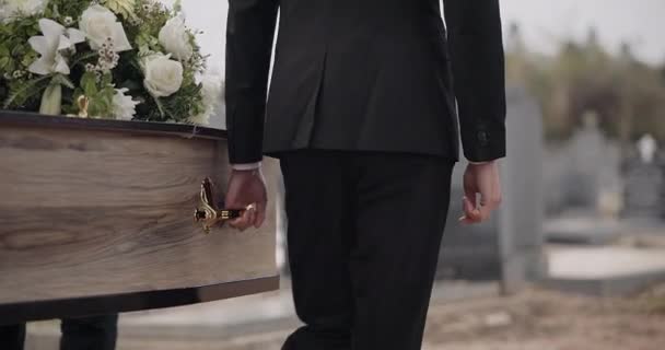 Труна Руки Чоловік Ходять Похоронній Церемонії Відкритому Повітрі Бліндажами Гробниці — стокове відео