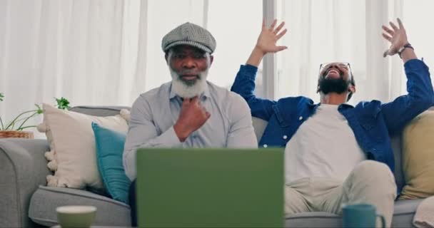 Старший Отец Команда Выиграть Спорт Смотреть Ноутбуке Гостиной Дома Приложением — стоковое видео