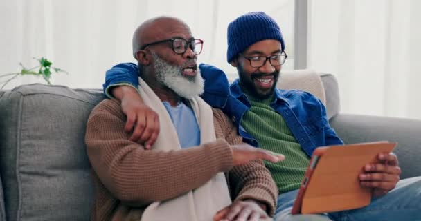Pai Sênior Homem Negro Conversando Com Tablet Casa Com Conversa — Vídeo de Stock