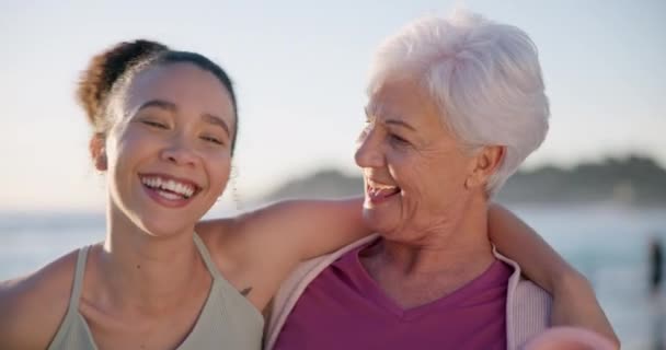 Fitness Pláž Starší Žena Svým Osobním Trenérem Pro Venkovní Cvičení — Stock video