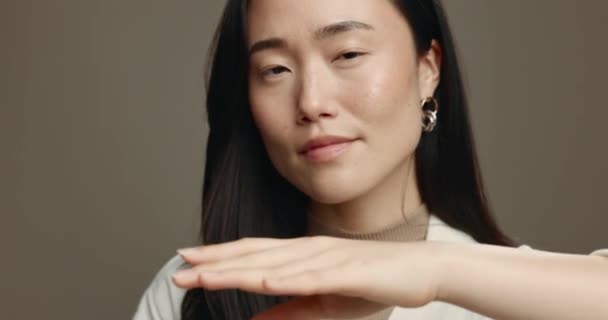 Hudvård Leende Och Asiatisk Kvinna Med Hand Ansiktet Studio För — Stockvideo