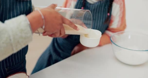 Yemek Pişirme Yardım Kurabiye Motivasyon Öğrenme Için Anne Kız Beşlik — Stok video