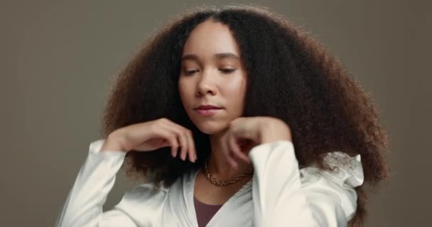 Ansigt Hår Skønhed Med Afro Kvinde Studiet Grå Baggrund Salon – Stock-video