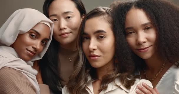 Inclusão Mulheres Grupo Retrato Estúdio Sobre Fundo Cinza Beleza Apoio — Vídeo de Stock