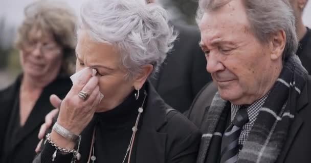 在墓地举行的追悼会上 丧葬和年迈的夫妻在悲痛中哭泣 在坟场中流泪 支持或同情老年男女的组织 — 图库视频影像