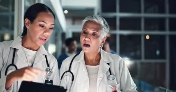 Artsen Nacht Tablet Met Praten Medische Gegevens Onderzoek Een Ziekenhuis — Stockvideo