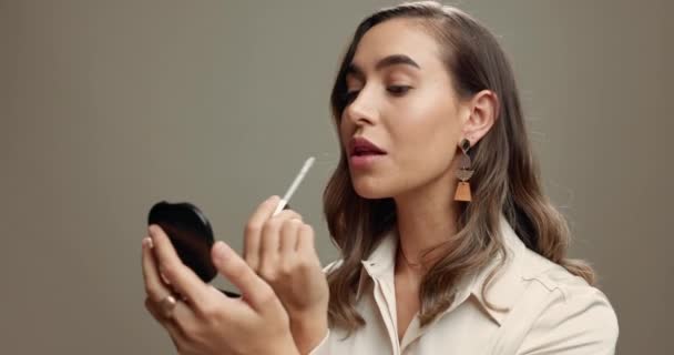 스튜디오 메이크업 여자는 립스틱 프로그램 어두운 배경에 화장품 아름다움 빛으로 — 비디오