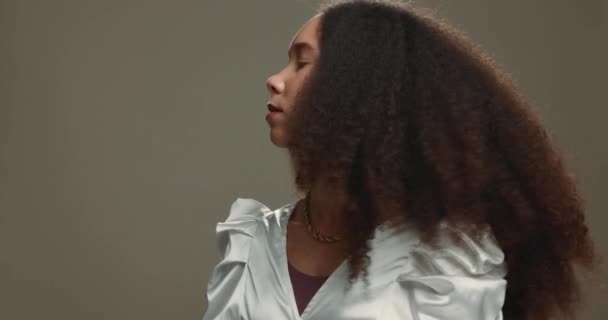 Gesicht Haare Und Natürlich Mit Einer Afro Frau Studio Auf — Stockvideo