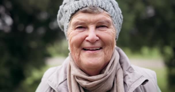Senior Person Lächeln Und Gesicht Einem Park Für Einen Spaziergang — Stockvideo