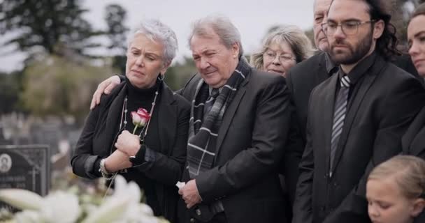 在一个仪式上 丧葬和年迈的夫妻在死亡和损失的痛苦或悲伤中悲伤在一起 支持或同情在追悼会上感到沮丧的老年男女 — 图库视频影像