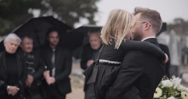 Trist Îmbrățișare Tată Copil Înmormântare Depresie Doliu Cimitir Ținând Tânăr — Videoclip de stoc