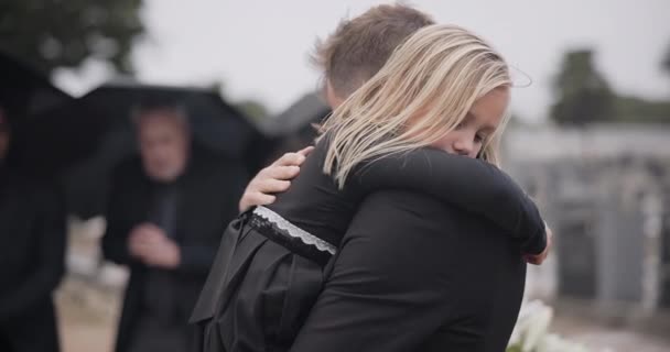 Üzüntü Ölüm Babasıyla Birlikte Açık Havada Yas Keder Cenazesinde Bir — Stok video