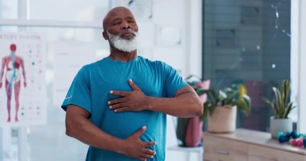 Άσκηση Διαλογισμός Και Αναπνοή Έναν Ηλικιωμένο Μαύρο Άνδρα Ένα Γραφείο — Αρχείο Βίντεο