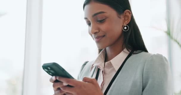 Negocios Contacto Mujer Con Teléfono Móvil Mecanografía Conexión Con Aplicación — Vídeos de Stock