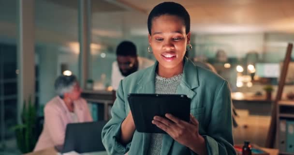 Tableta Noche Mujer Negocios Oficina Trabajando Proyecto Investigación Horario Planificación — Vídeos de Stock