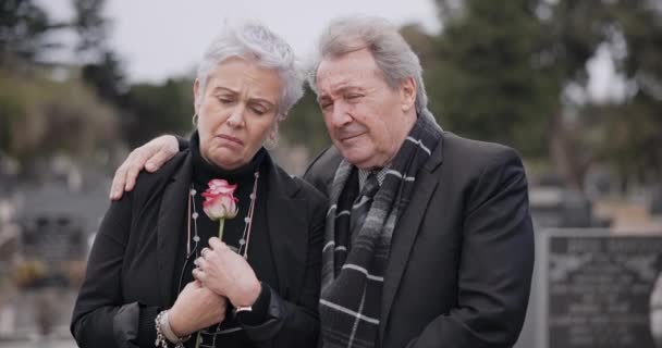 Funeral Cemitério Triste Abraço Casal Sênior Para Conforto Empatia Apoio — Vídeo de Stock