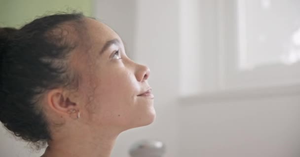 Paz Cara Mujer Burbujas Baño Juegan Con Espuma Para Relajarse — Vídeos de Stock