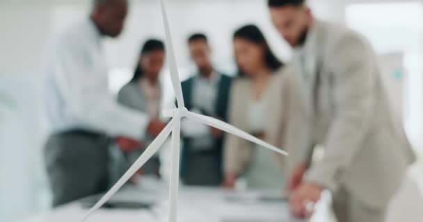 エコフレンドリー 持続可能性 再生可能エネルギー計画のためのビジネス人 風力タービン 農業ソリューションの文書を持つウィンドミルモデル デザイン エンジニアリングチーム — ストック動画