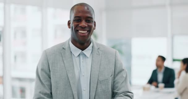 Retrato Homem Negro Sorriso Escritório Braços Cruzados Gerente Projeto Confiante — Vídeo de Stock