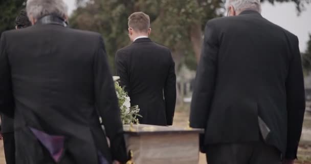Män Kista Och Fallbärare Går Begravningsceremoni Utomhus För Att Begravas — Stockvideo