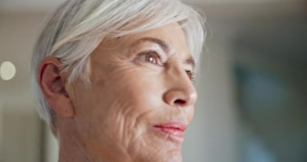 Starší Žena Přemýšlení Portrét Doma Obývací Pokoj Nebo Klidné Dopoledne — Stock video