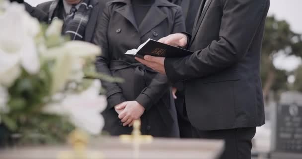 Біблія Руки Сім Похоронах Цвинтарі Або Похоронній Церемонії Релігії Гробом — стокове відео