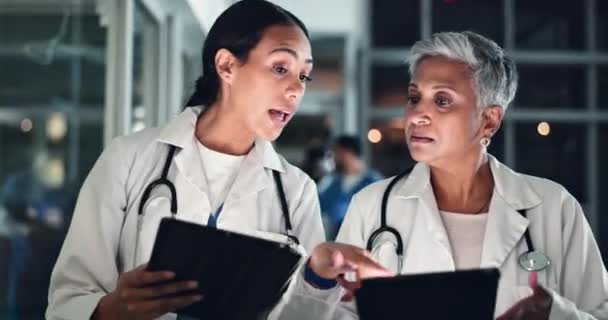 Läkare Natt Planering Och Tablett Med Samtal Medicinska Data Och — Stockvideo