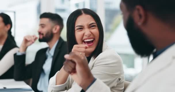 ビジネスの人々 女性との出会い チームワークでバンプと達成 スタッフ チームワーク ジェスチャー コラボレーション お祝いとのパートナーシップ — ストック動画
