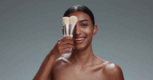 Cepillo Maquillaje Cara Mujer Guiño Feliz Aislado Sobre Fondo Gris — Vídeos de Stock