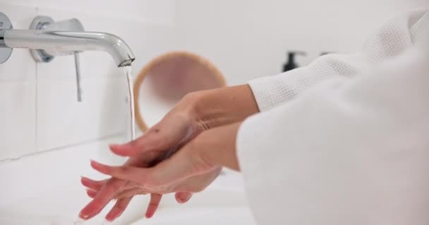 Voda Péče Pleť Osoba Mytí Rukou Koupelně Domu Detailní Pro — Stock video