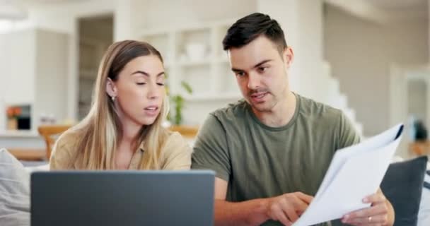 Laptop Planung Oder Paar Mit Budgetpapieren Hypotheken Oder Bankunterlagen Zusammen — Stockvideo