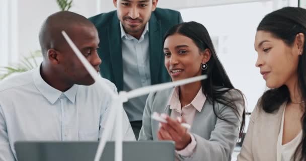 Üzletemberek Szélmalom Modell Csapat Irodában Laptop Innováció Energia Fenntarthatóság Mérnöki — Stock videók