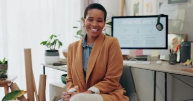 Uzaktan çalışma, portre ve siyah kadın bilgisayarlı, kulaklıklı ve ev ofisinde gülümsüyor. Serbest meslek, internet ve teknoloji, apartmanda çalışan mutlu sanal asistanla online kariyer.