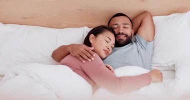 Mutlu çift, yatın ve sabah uykusunda dinlenin, hafta sonu tatili ya da evdeki yastıkta ayrılın. Erkek ve kadın yatak odasında sarılıp yatmaktan zevk alıyor. Rahatlık ya da aşk uykuda, dinlenme ya da uykuda..