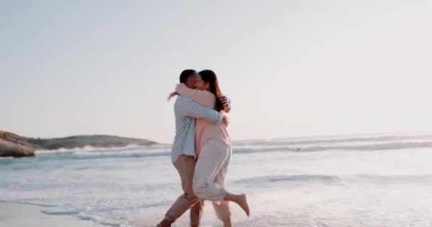Çiftler Ilk Buluşmada Yaz Tatilinde Minnettarlık Için Plajda Koşup Sevgiyle — Stok video