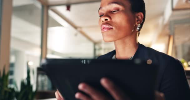 黑人女性和平板电脑在办公室里搜索互联网 滚动信息和规划网站 面对在数字技术 在线数据或社交媒体应用方面工作很晚的认真员工 — 图库视频影像