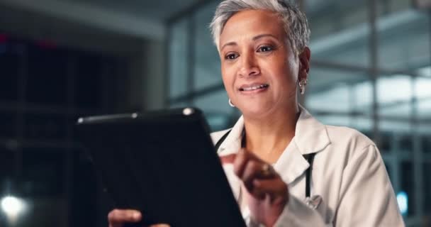 Lékaři Noční Týmová Práce Mluvením Lékařskými Údaji Výzkumem Nemocnici Ženami — Stock video