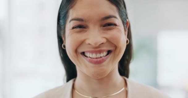 Portrét Šťastné Ženy Úsměv Kanceláři Sebevědomý Projektový Manažer Strojírenské Agentury — Stock video