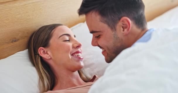 朝のリラックス 接続とサポートのためのベッドルームのカップルと幸せ 目を覚まし パートナー 笑顔のために自宅でベッドで男女とのコミットメント — ストック動画