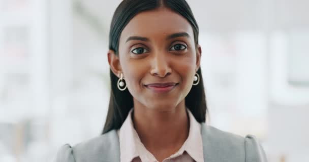 Mujer Negocios Retrato Sonrisa Cara Una Oficina Con Confianza Orgullo — Vídeo de stock