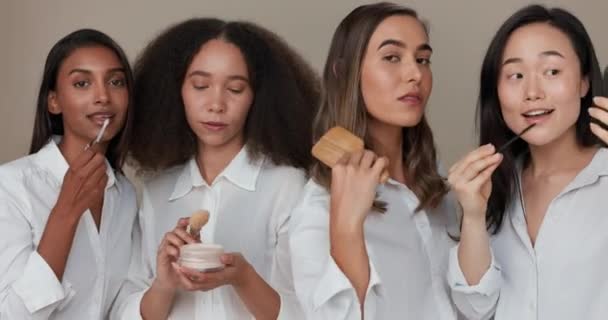 Femmes Amis Maquillage Pour Soins Peau Beauté Cosmétiques Avec Diversité — Video
