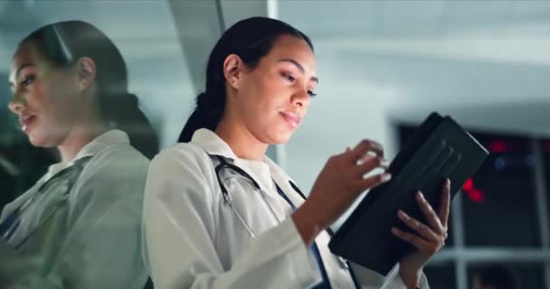 Médico Mujer Tableta Por Noche Con Datos Médicos Sanitarios Clínicos — Vídeo de stock