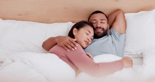 Mutlu Çift Yatın Sabah Uykusunda Dinlenin Hafta Sonu Tatili Evdeki — Stok video