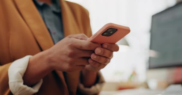 Adamları Telefon Sosyal Medya Iletişimi Için Daktilo Çevrimiçi Pazarlama Ofiste — Stok video