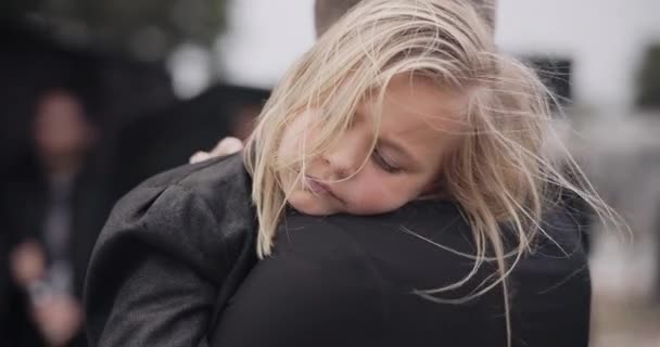 睡眠和一个孩子与父亲在丧葬与安慰抑郁症时的哀悼 抱着一个女孩 带着一个爸爸在墓地等着照顾和爱 — 图库视频影像