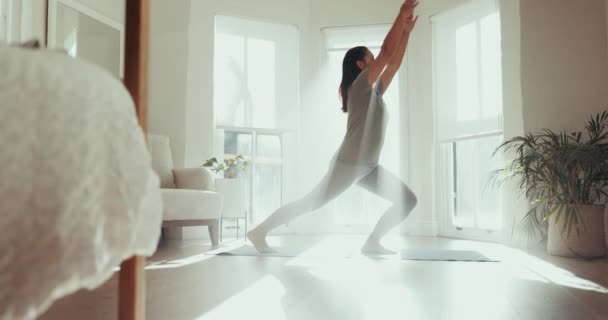 Relax Yoga Ochtend Met Vrouw Woonkamer Voor Spiritualiteit Mindfulness Fitness — Stockvideo