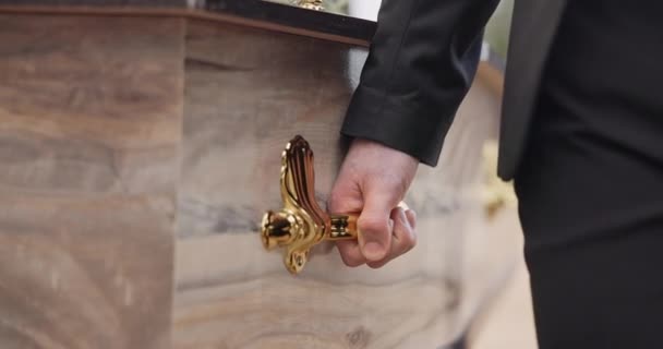 Trumna Ręce Niosący Trumnę Spacerujący Cmentarzu Ceremonii Zewnątrz Grobowcu Śmierć — Wideo stockowe