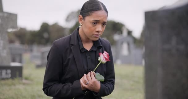 Θλιβερή Γυναίκα Ρόδο Και Νεκροταφείο Απώλεια Θλίψη Πένθος Κηδεία Ταφόπλακα — Αρχείο Βίντεο
