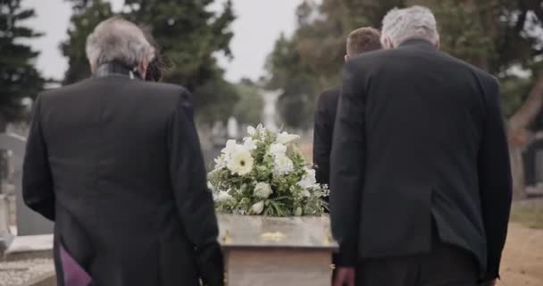 Pria Peti Mati Dan Pallbearers Berjalan Upacara Pemakaman Luar Ruangan — Stok Video