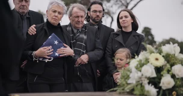 Begravning Kyrkogård Och Familj Med Amerikansk Flagga För Respekt Ceremoni — Stockvideo